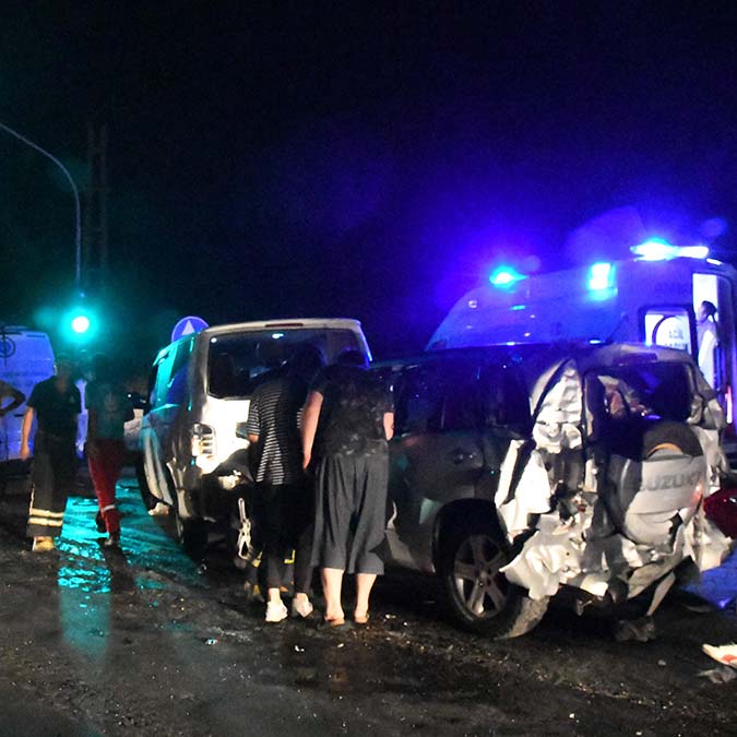 TIR kırmızı ışıkta bekleyen 8 aracı biçti