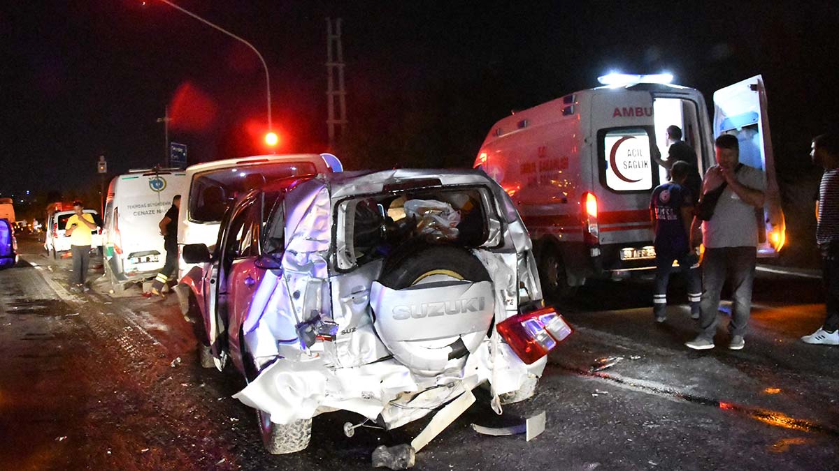 TIR kırmızı ışıkta bekleyen 8 aracı biçti