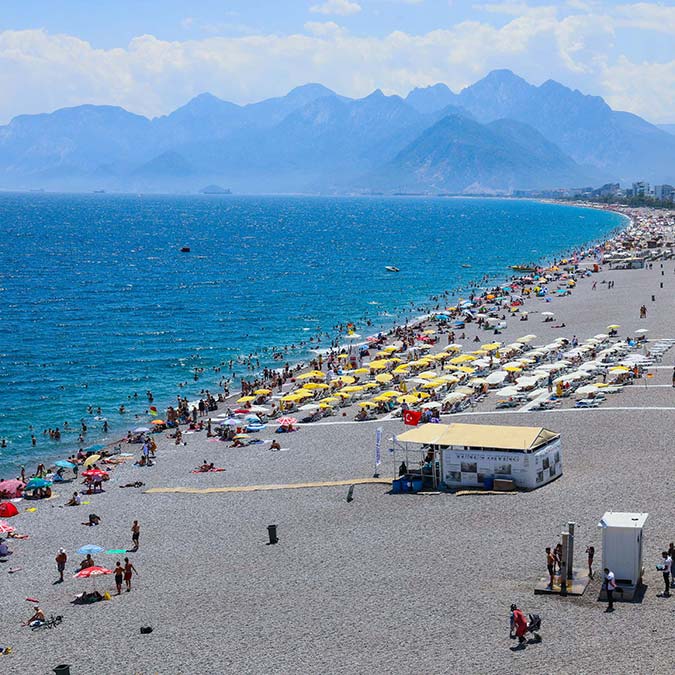Bayramın 3'üncü günü Konyaaltı Sahili'nde yoğunluk
