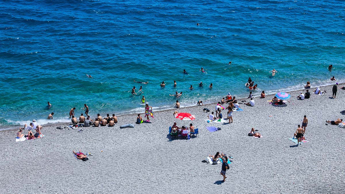Bayramın 3'üncü günü Konyaaltı Sahili'nde yoğunluk