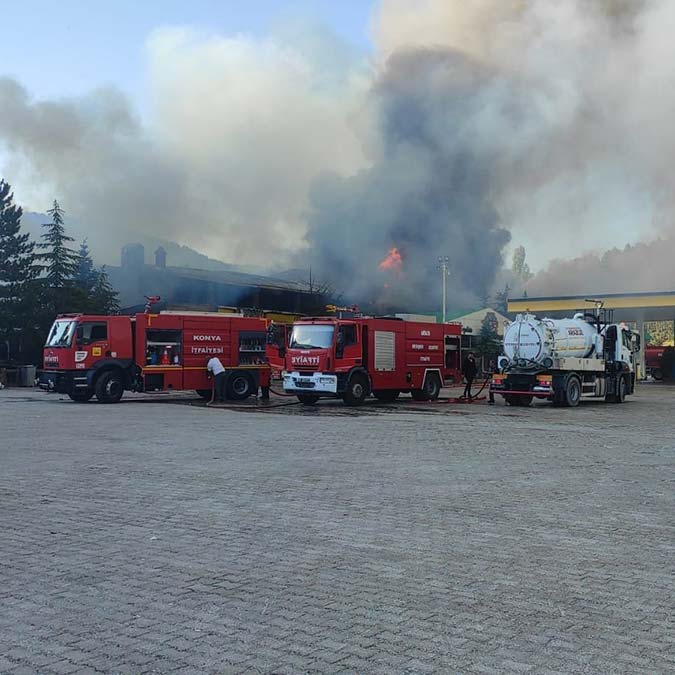 İtfaiye ekipleri alevlerin tesisteki akaryakıt istasyonuna sıçramaması için çalışmasını sürdürüyor.