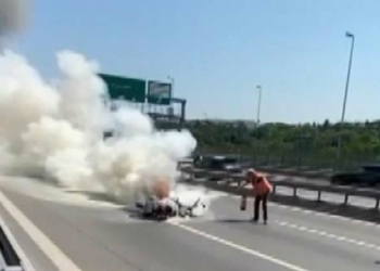 Kaza yapan motosiklet alev aldı