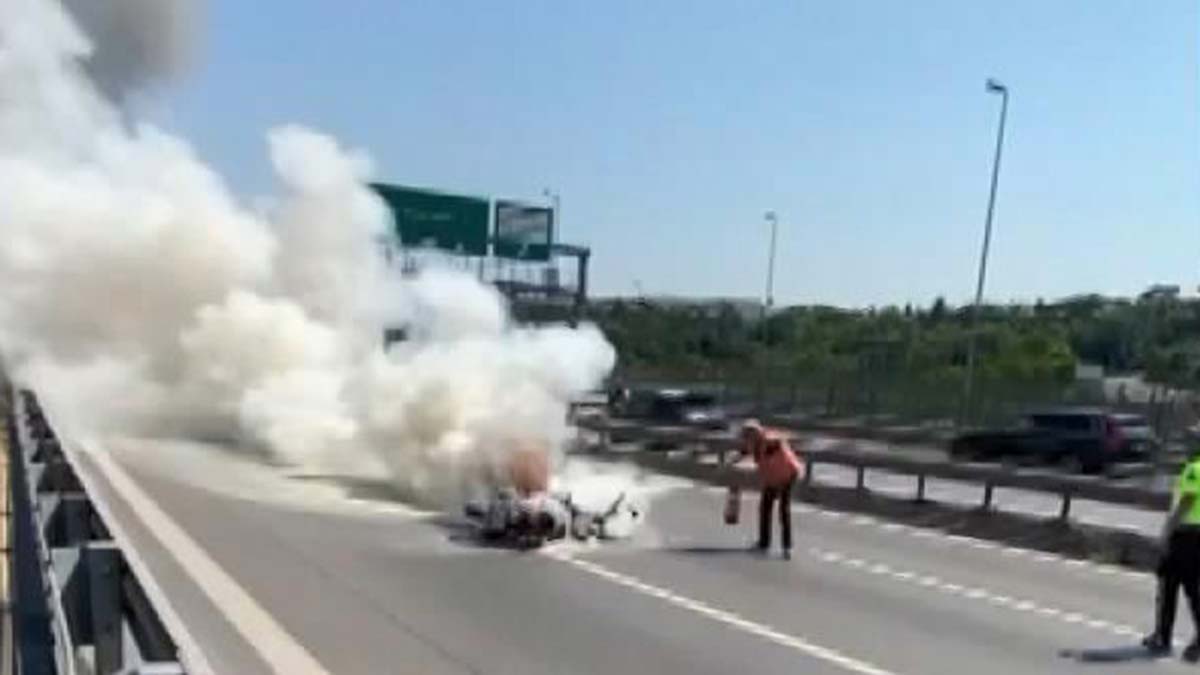 Kaza yapan motosiklet alev aldı