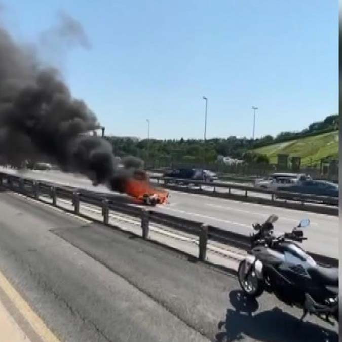 Kaza yapan motosiklet alev aldı