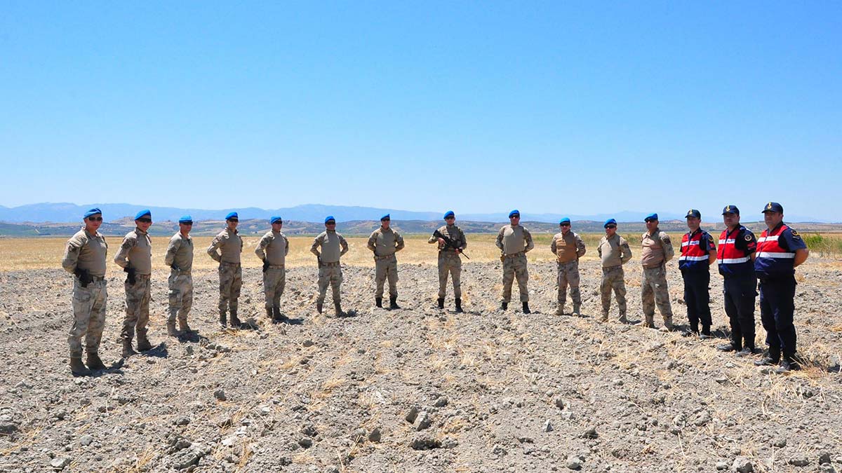 Manisa'da 'kuş cenneti' olarak bilinen Marmara Gölü'nün kuruması sonrası işgal edilen araziyi korumak için İl Jandarma Komutanlığı'na bağlı komandolar Marmara Gölü'nde nöbet tutmaya başladı.