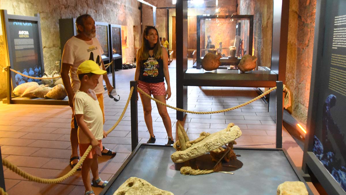 Antalya'nın Demre ilçesindeki Likya Uygarlıkları Müzesi, Likya Birliği kentlerinden çıkarılan tarihi eserlerle Likya uygarlığını bugüne taşıyor.