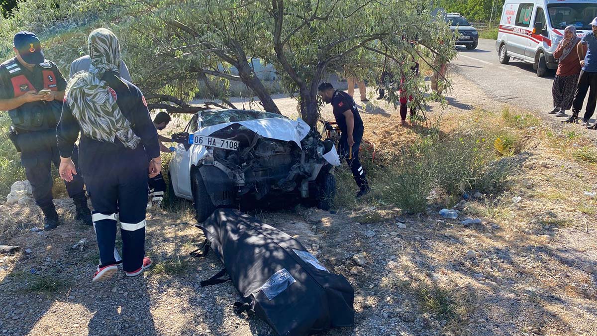 Otomobil Malatya'da şarampole devrildi; 2 ölü