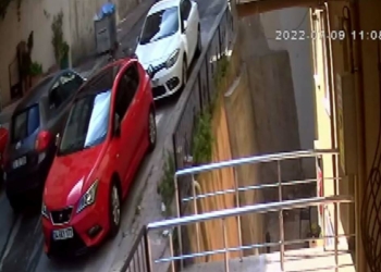 Sokak ortasına park edilen otomobil 35 metre kaydı
