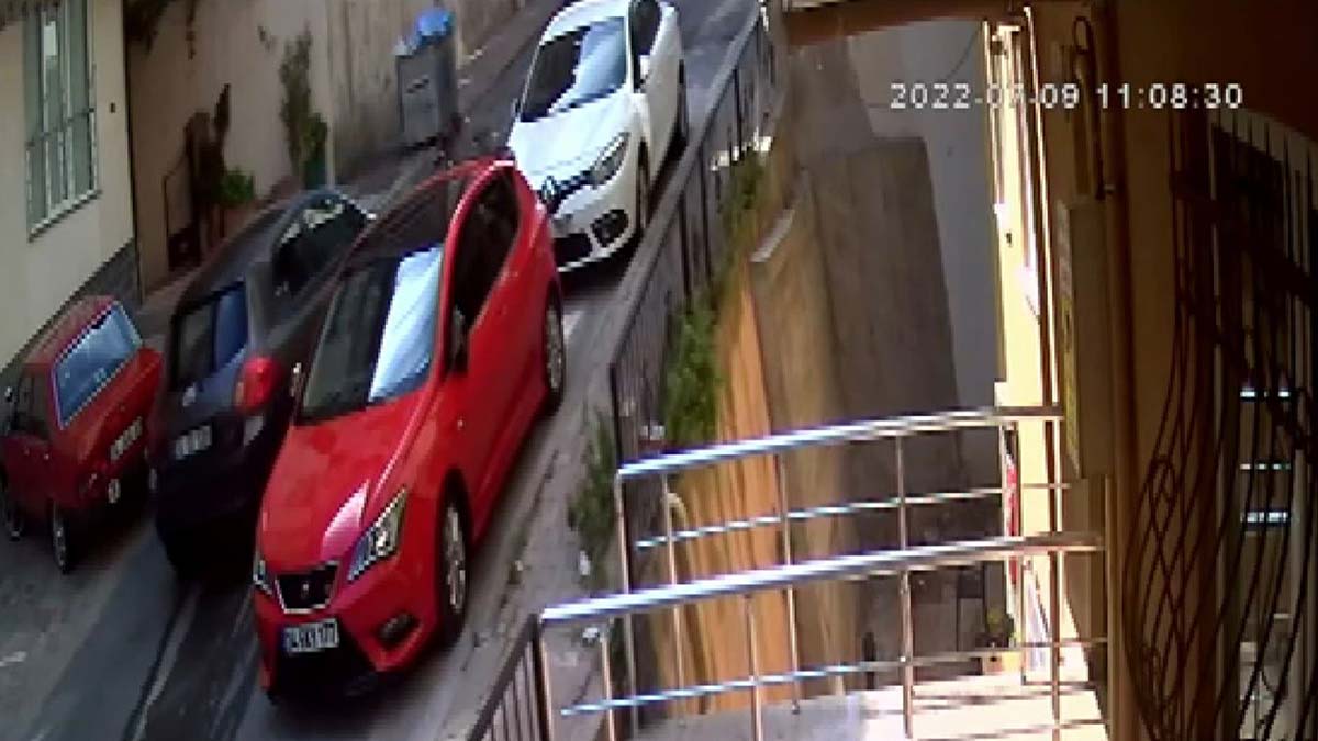 Sokak ortasına park edilen otomobil 35 metre kaydı