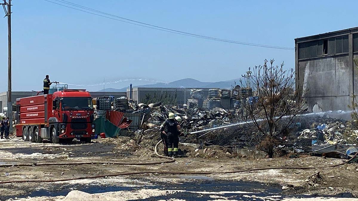 Manisa'da geri dönüşüm fabrikasında yangın