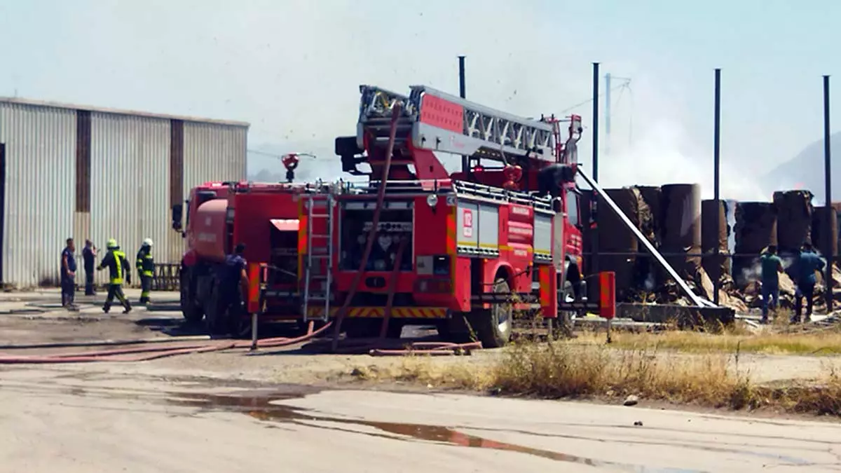 Manisa turgutlu'da mukavva fabrikasının bahçesindeki kağıt rulolarının bulunduğu bölümde yangın çıktı.