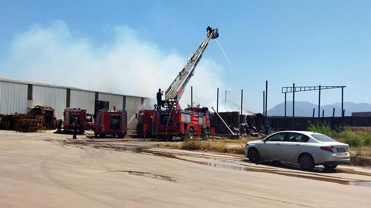 Turgutlu'da mukavva fabrikasında yangın