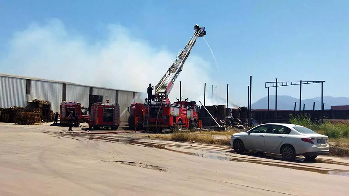 Turgutlu'da mukavva fabrikasında yangın