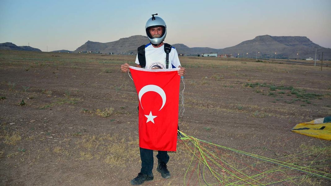 15 Temmuz şehitleri anısına Türk bayrağıyla uçuş