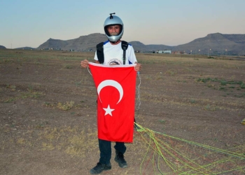 15 Temmuz şehitleri anısına Türk bayrağıyla uçuş