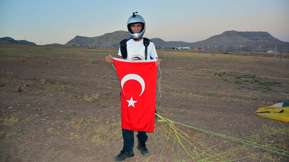 15 Temmuz şehitleri anısına Türk bayrağıyla uçuş