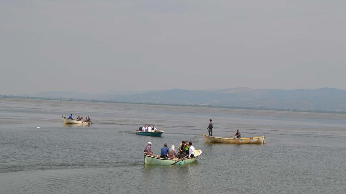 Manisa'da, son 2 yılda yaşanan kuraklık ve su kaynaklarının kesilmesiyle tamamen kuruyan Marmara Gölü'nü kurtaracak proje tamamlandı.