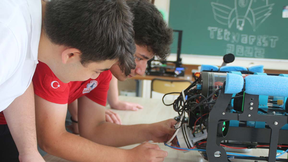 Liseliler, insansız su altı aracıyla TEKNOFEST'te