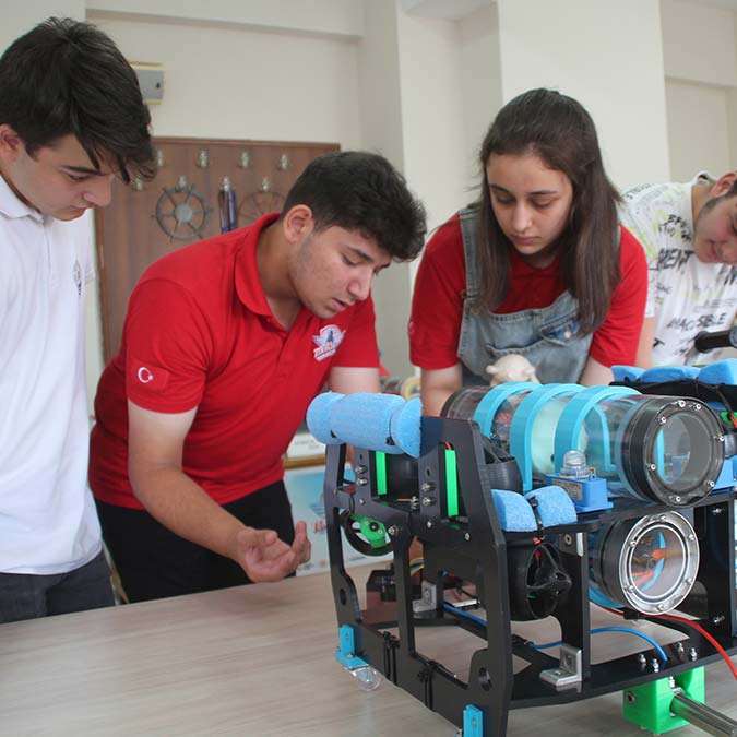 Rize Hasan Kemal Yardımcı Mesleki ve Teknik Anadolu Lisesi, Atmaca Tayfa Rov Takımı, tasarladığı insansız su altı aracıyla TEKNOFEST 2022 finallerinde yarışacak.