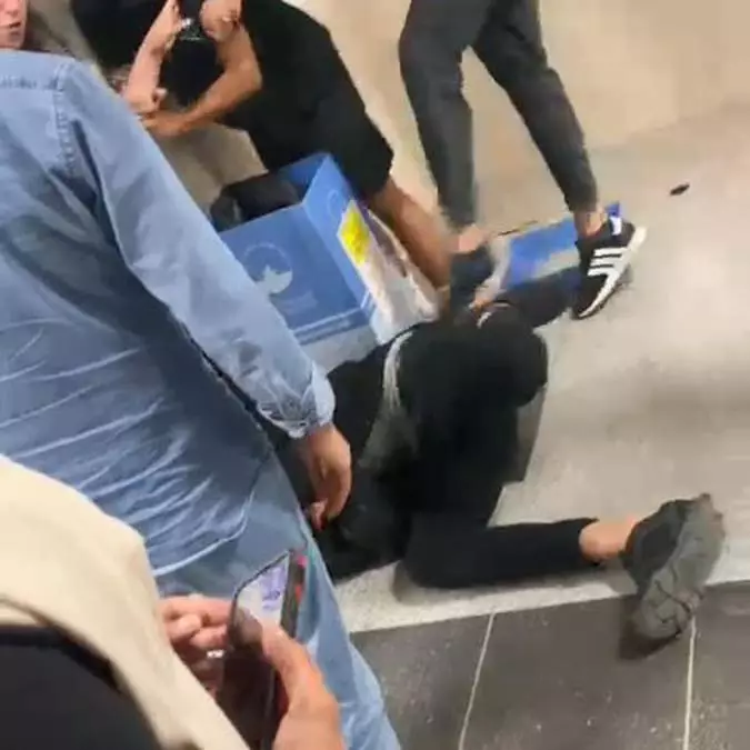 Metroda kadınların fotoğraflarını çekti dayağı yedi