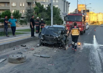 Minibüse çarpan otomobilin sürücüsü öldü