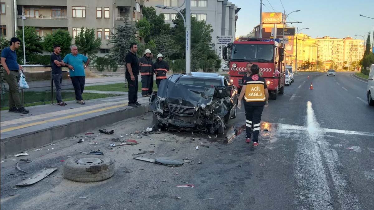 Minibüse çarpan otomobilin sürücüsü öldü