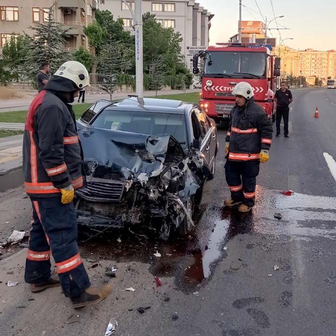 Minibüse çarpan otomobilin sürücüsü öldü