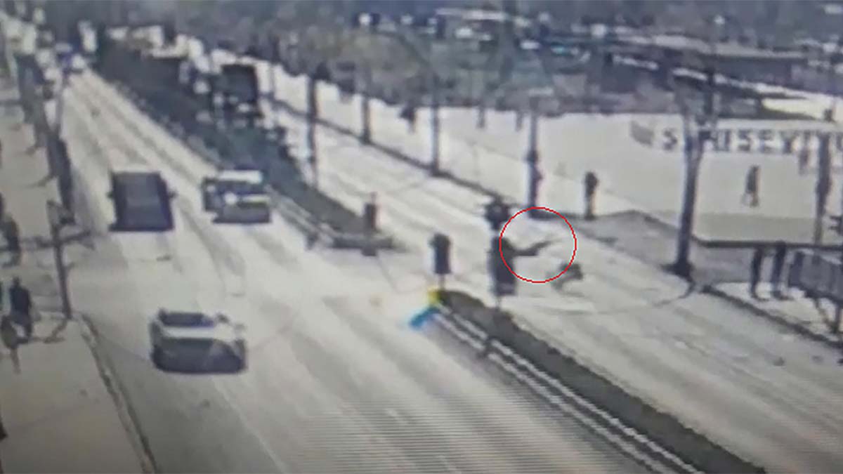 Motosikletle bisiklet çarpıştı; 3 ağır yaralı