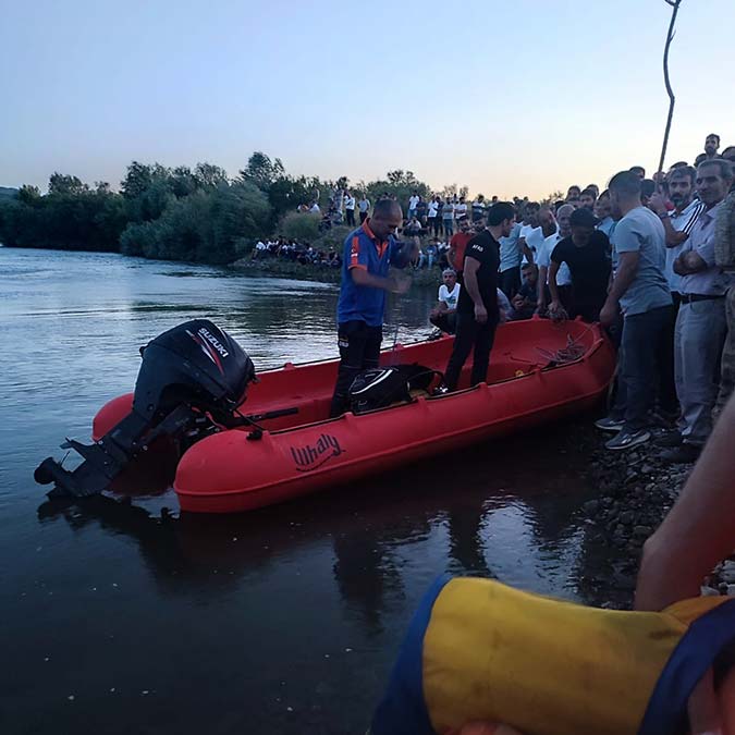 Bingöl'ün Genç ilçesinde dün, Murat Nehri'nde akıntıya kapılan kız çocuğunu arkadaşıyla kurtardıktan sonra suda kaybolan oto tamircisi Aydın Tutkal’ı (45) arama çalışmaları sürüyor.