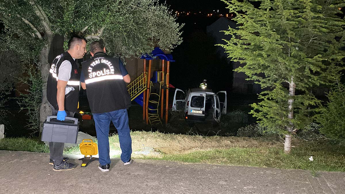 İzmit'te 2 genç parka uçtu