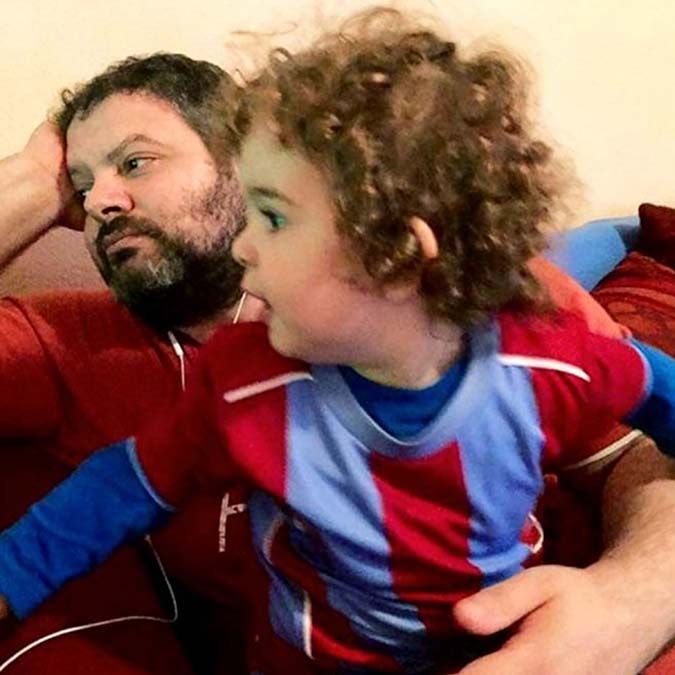 Mustafa uğur püskül’ün 1,5 yaşındayken babasıyla maça geldiğini ve futbolcu cemil usta’nın kucağında sahaya çıktığını söyleyen havva püskül, oğlunun fotoğrafını görünce gözyaşlarını tutamadı.