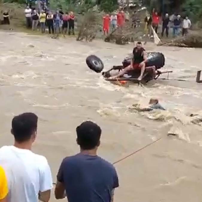 Derede traktörle akıntıya kapıldı, halatla kurtarıldı