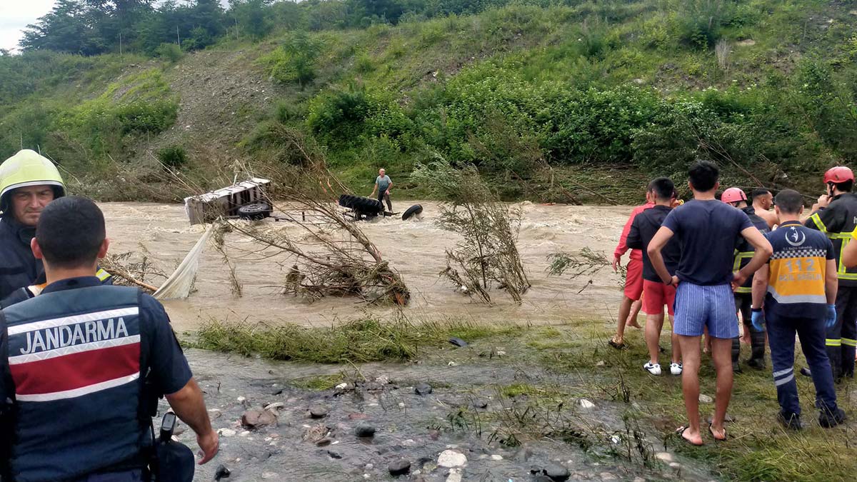 Derede traktörle akıntıya kapıldı, halatla kurtarıldı