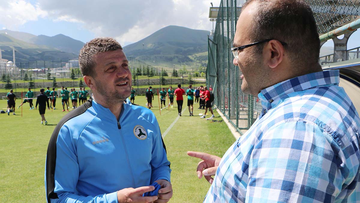 Hakan Keleş'e 22 yıllık eldiven sürprizi