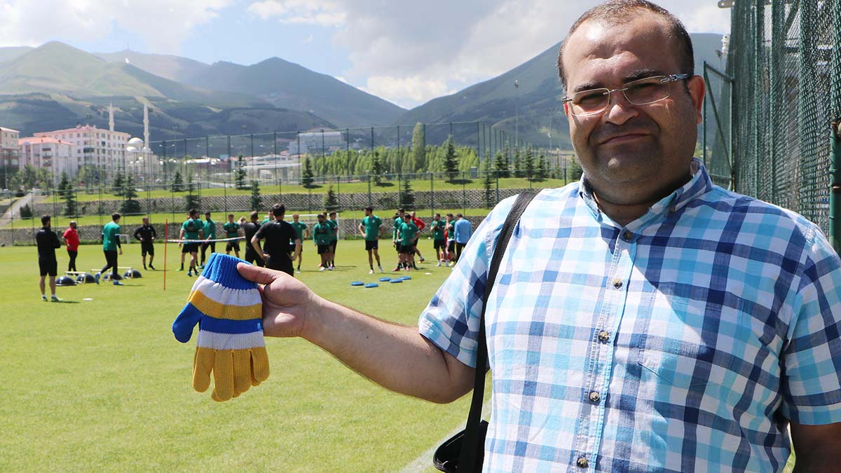 Hakan Keleş'e 22 yıllık eldiven sürprizi