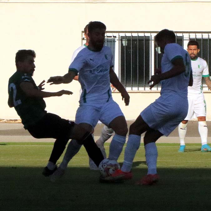 Altaş Denizlispor Teknik Direktörü Mesut Bakkal, "Kampta aldığımız son habere göre kendi transfer görüşmeleri devam ediyor, transfer yasağımız var. Her oyuncuya ihtiyacımız var" dedi.