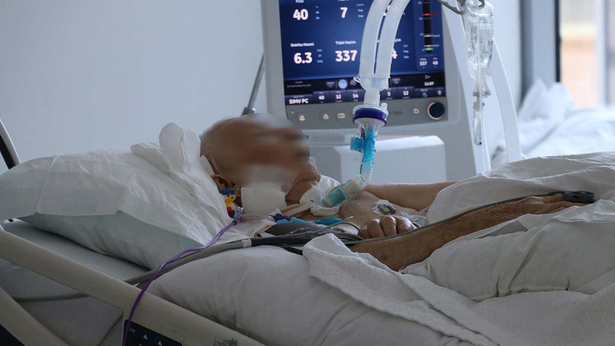 Covid-19 ile mücadelede lokomotif olan Ankara Şehir Hastanesi'nde vaka sayılarındaki yükseliş ile birlikte pandemi yoğun bakım alanları yeniden açılmaya başladı. Haziran ayında 1 olan Covid-19 yoğun bakım alanı, şimdi 2'ye yükseldi.