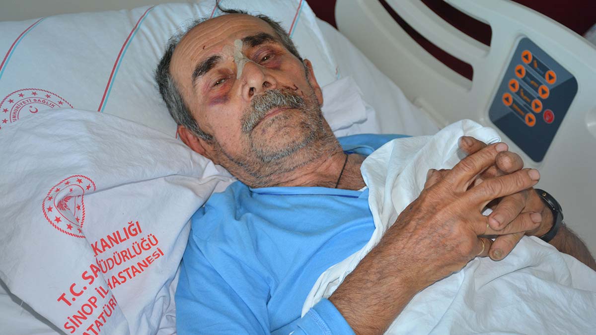 Sinop'un Dikmen ilçesinde Yaşar Bozel, kendisine para vermeyen annesi Fatma (78) ile babası Kemal Bozel'i (71), 2 saat boyunca baston, koltuk değneği ve balta sapıyla dövdü.