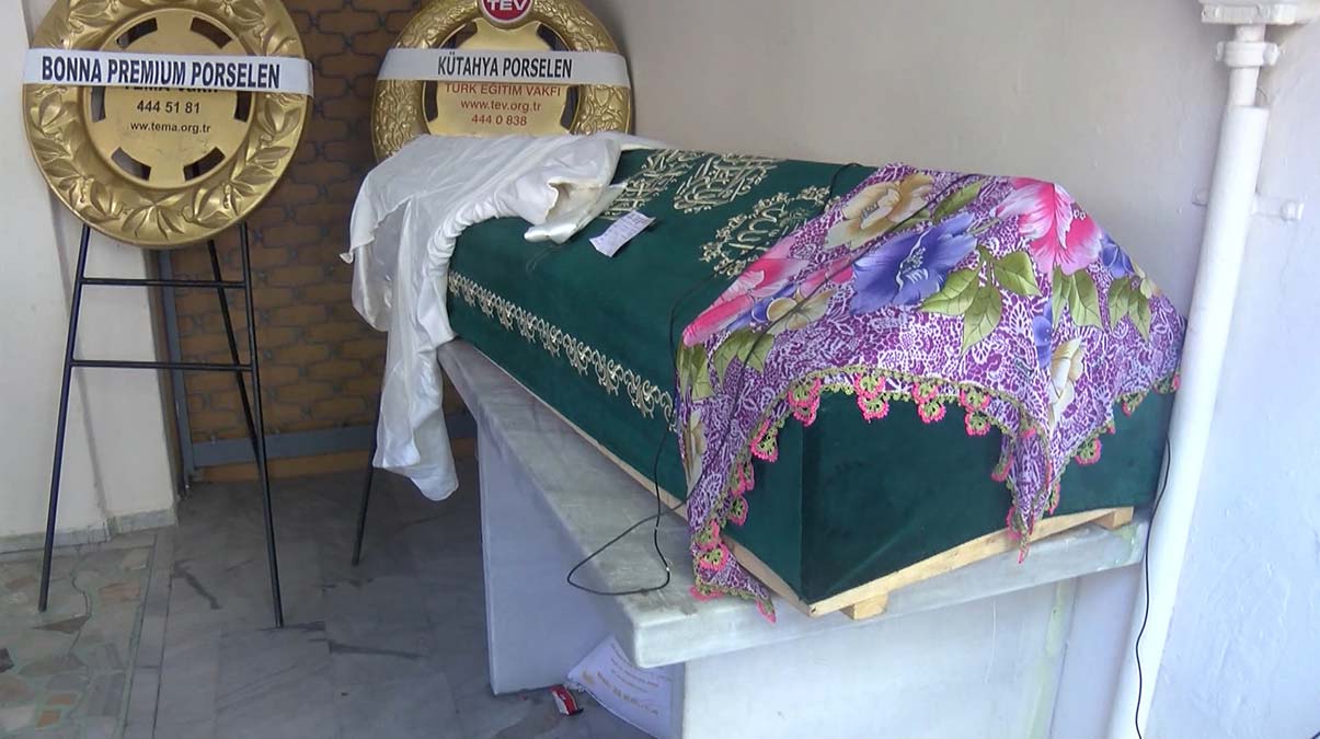 Pınar'ın tabutunun üstüne gelinlik konuldu