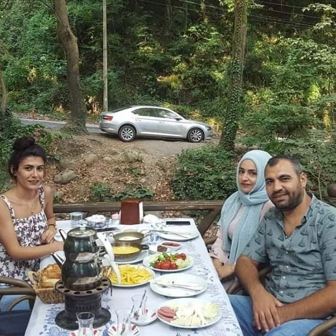 Kayıp ihbarıyla aranırken bağcılar'da ağaçlık alanda cansız bedeni bulunan 32 yaşındaki pınar damar'ın katili adli tıp kurumu önünde çekilmiş görüntüleri ortaya çıktı.