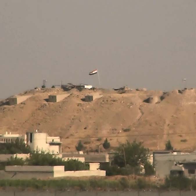 Şanlıurfa'nın Suruç ilçesinin karşısında bulunan terör örgütü PKK/YPG kontrolündeki Suriye’nin Kobani olarak bilinen Ayn El Arap kentinin Türkiye tarafından görülen yüksek noktalarına teröristler, Suriye rejimi bayrağı astı.