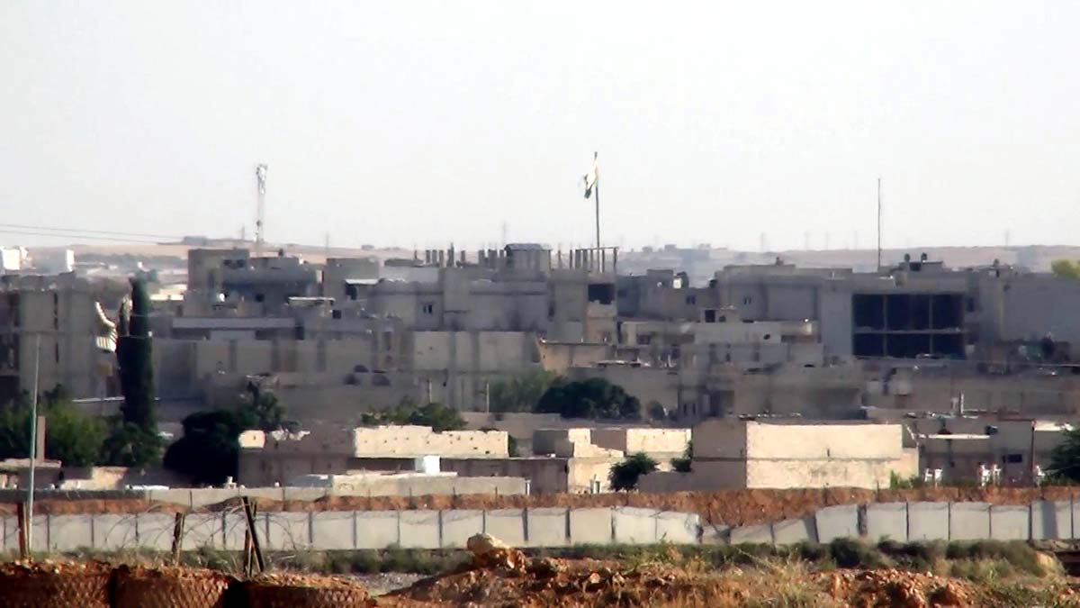 Teröristler Ayn El Arap'a rejim bayrağı astı