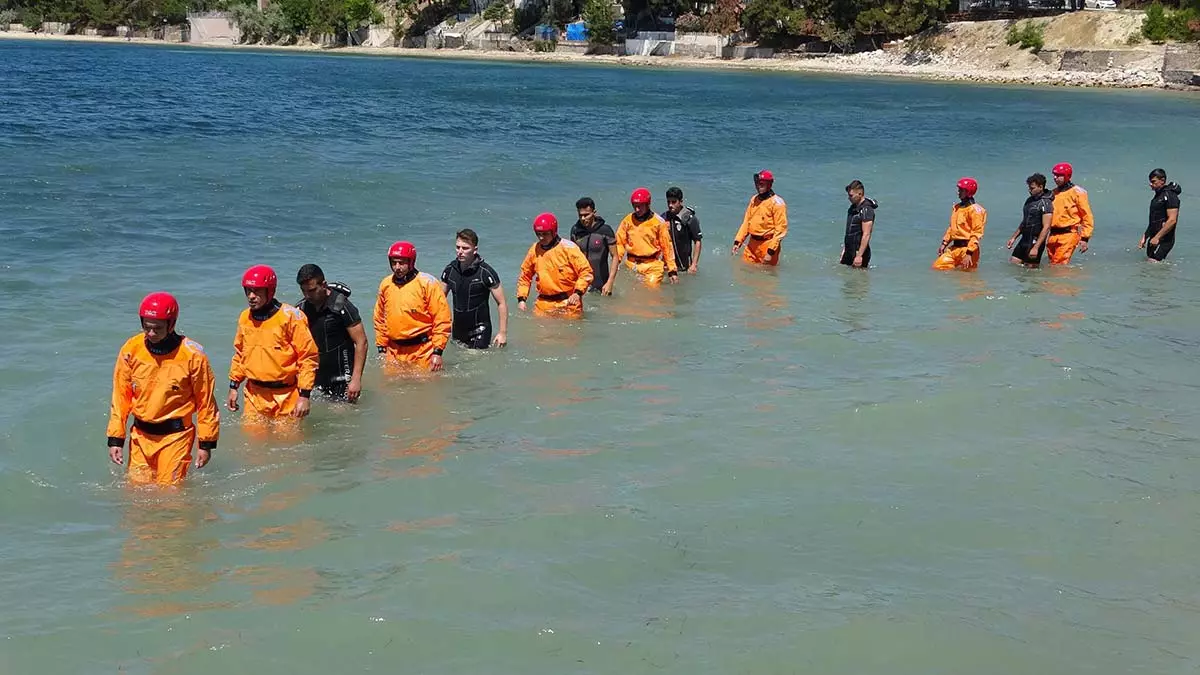 Çanakkale deniz polisi eğitim merkezi müdürlüğü'nde, türkiye'nin dört bir yanından gelen polislere, su üstü arama-kurtarma, suda hayatta kalma ve gemi adamı branş temel eğitimleri veriliyor.