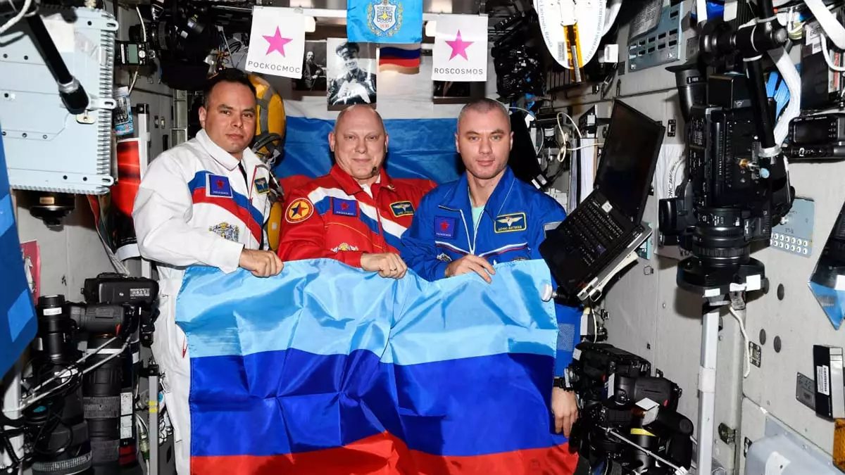 Rus kozmonotlar uzayda luhansk ve donetsk bayrağı açtı