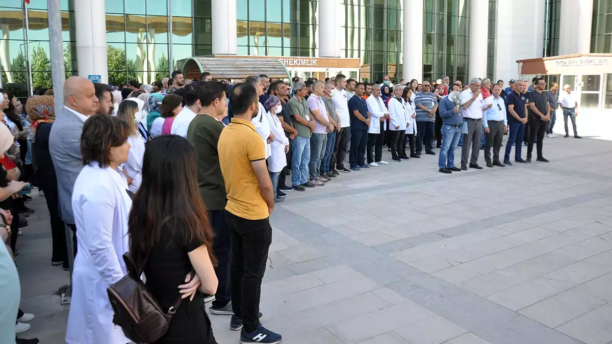 Konya şehir hastanesi'nde görevli kardiyoloji uzmanı dr. Ekrem karakaya'nın öldürülmesi sonrası bugün sağlık çalışanları eylemde.