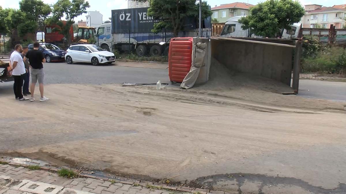 Kum yüklü kamyon devrildi