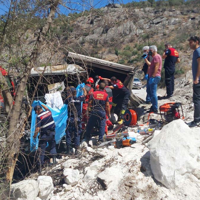 Şarampole devrilen kamyon alev alev yandı, şoför öldü