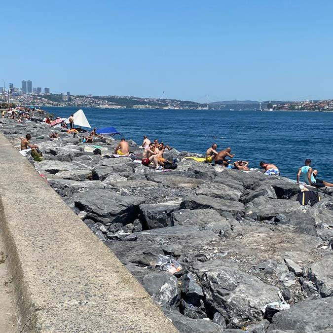 Sıcaktan bunalanlar Sarayburnu'nda denize atladı