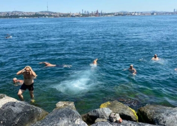 Sıcaktan bunalanlar Sarayburnu'nda denize atladı