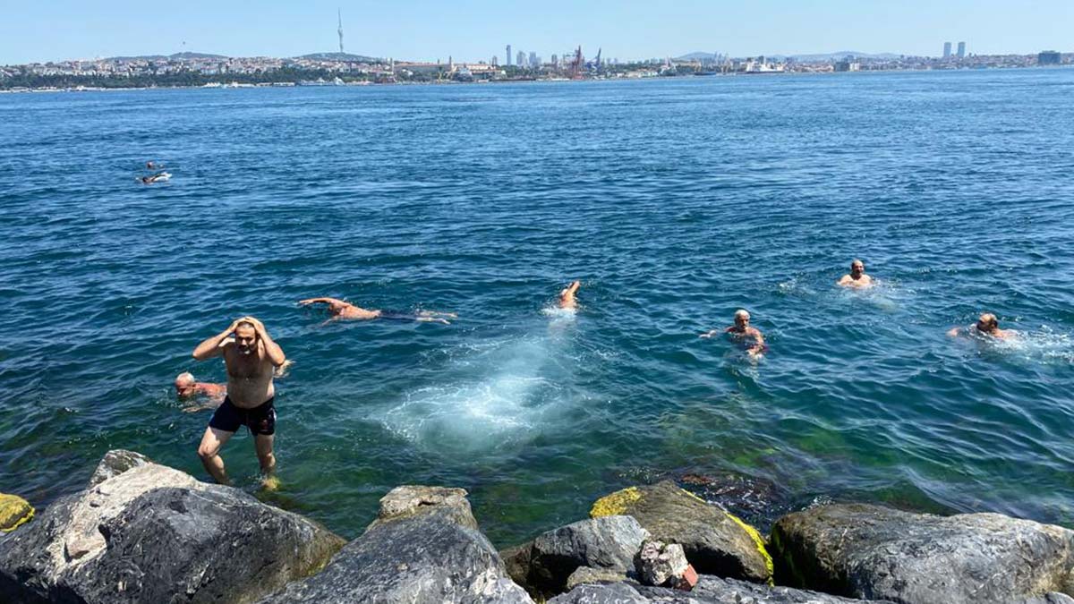 Sıcaktan bunalanlar Sarayburnu'nda denize atladı